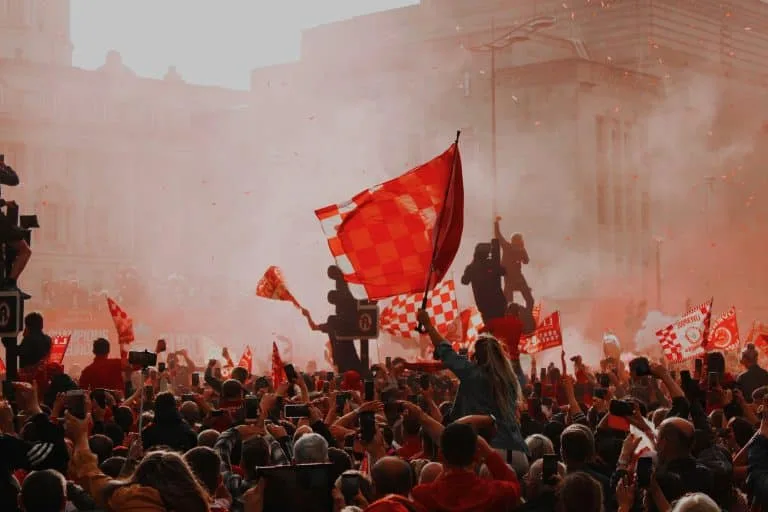 Conducteur inculpé pour blessures graves après la parade de Liverpool