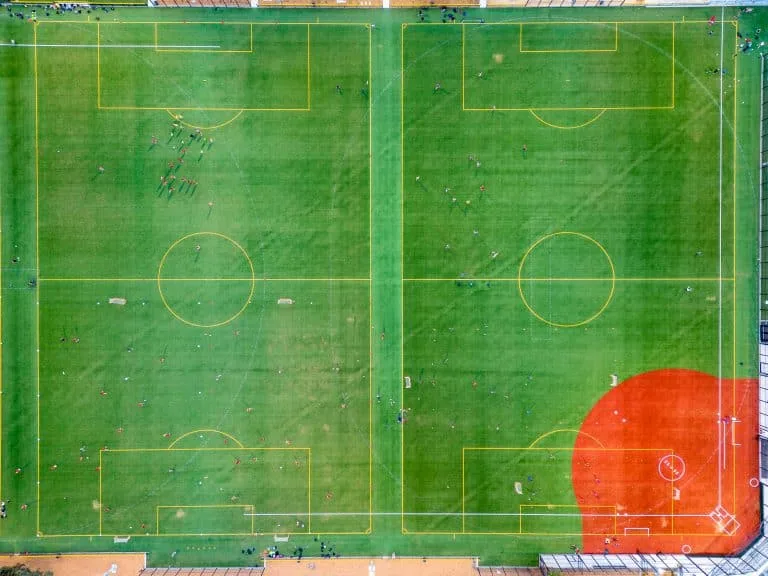 Le club de football de Goodrich reçoit un AED pour la sécurité